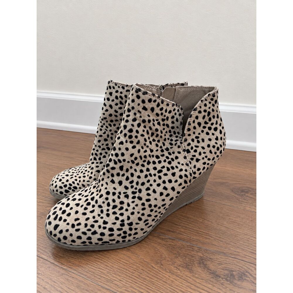 Tan-and-black spotted wedge ankle boots Size 9